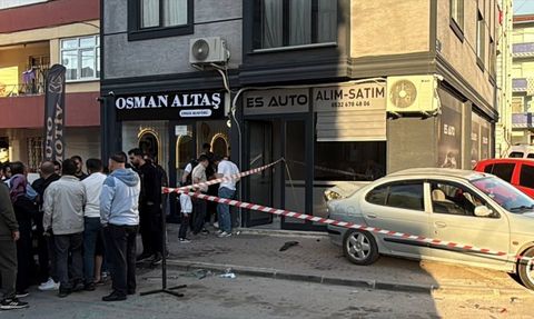 Kocaeli'de Trafik Kazası: Hafif Ticari Araç ve Otomobil Çarpıştı