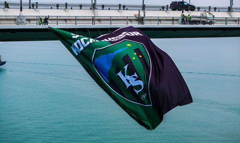 Kocaelispor'un Bayrağı Osmangazi Köprüsü'nde Dalgalanıyor