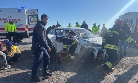 Konya'da Otomobilin Öğrenci Servisine Çarpması: 5 Yaralı