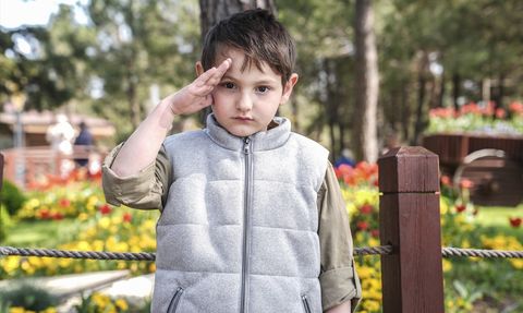 Küçük Hamza'nın İstiklal Marşı Saygısı Duygulandırdı