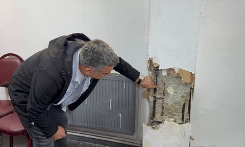 Küçükçekmece'de Hasarlı Binanın Derneği Tahliye Edildi