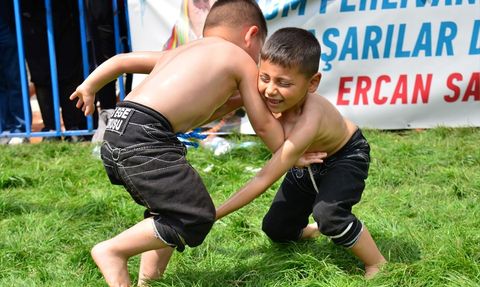 Kumluca Yağlı Güreşleri'nde Orhan Okulu Şampiyon Oldu