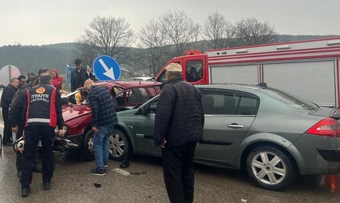 Kütahya'da İki Otomobil Çarpıştı: 1 Ölü, 2 Yaralı