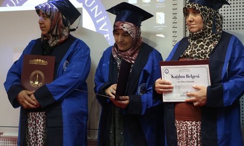 Kütahya'da Kadın Üniversitesi İlk Mezunlarını Ağırladı