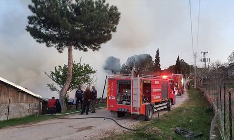 Manisa'da Ahır Yangını İki Eve Sıçradı