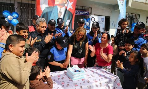 Mersin'de 9 Yaşına Giren Çocuğa Emniyetten Doğum Günü Sürprizi