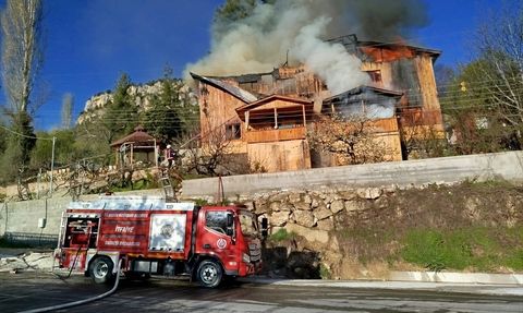 Mersin'de Ahşap Evde Yangın: 1 Kişi Hastaneye Kaldırıldı