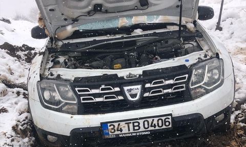 Muş'ta Doğaseverler Çamura Saplandıkları Yerden Kurtarıldı