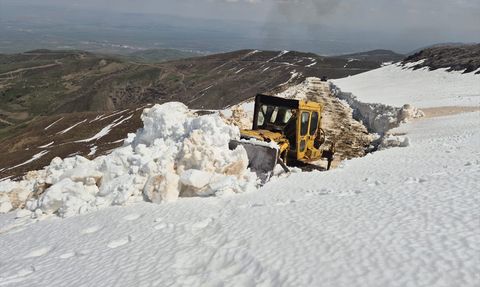 Muş'un Yüksek Kesimlerinde Karla Mücadele Çalışmaları Devam Ediyor