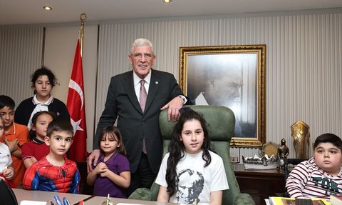 Müsavat Dervişoğlu 23 Nisan'da Çocuklarla Buluştu