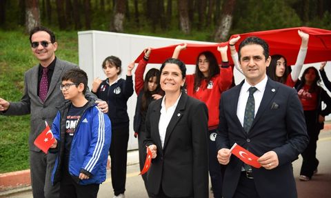 OMÜ Rektörü 23 Nisan'da Koltuğunu Minik Bir Öğrenciye Bıraktı