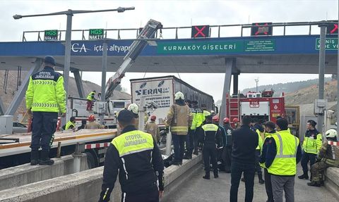 Pendik'te Otoyolda Zincirleme Kaza: Yaralılar Var