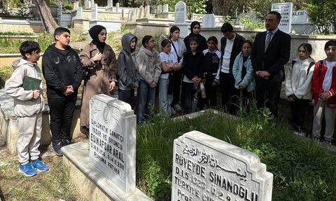 Prof. Dr. Oktay Sinanoğlu Kabri Başında Anıldı