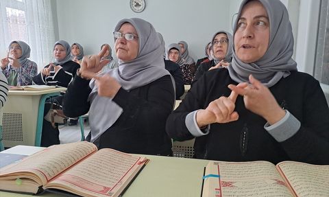 Sakarya'da İşitme Engelli Kadınlar İçin Kur'an-ı Kerim Kursu