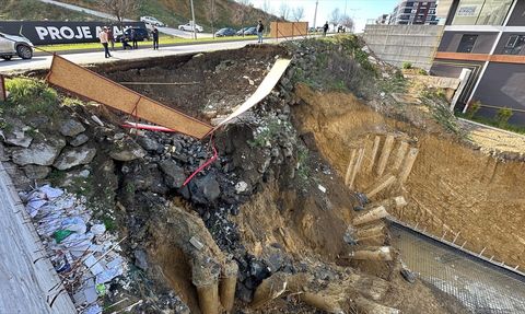 Samsun Atakum'da İnşaat Alanı Yanında Yol Çöktü