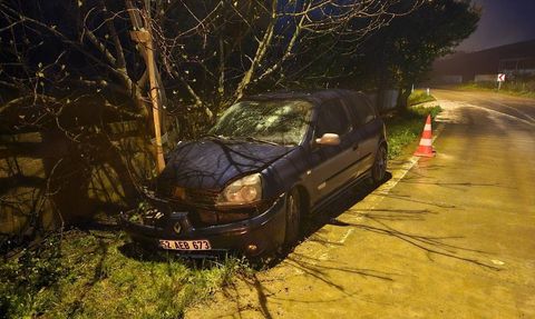 Samsun'da Aydınlatma Direğine Çarpan Otomobilde 3 Yaralı