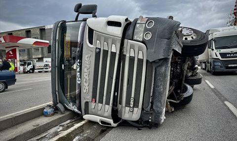 Samsun'da Tır Devrildi, Sürücü Yaralandı