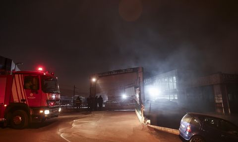 Sancaktepe'de Oto Galericiler Sitesinde Yangın: İtfaiye Ekipleri Müdahale Ediyor