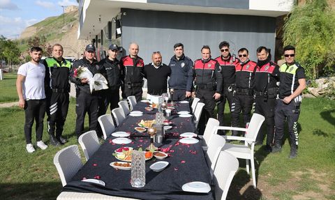 Siirt'te Polisler Sürpriz Kutlama ile Karşılaştı