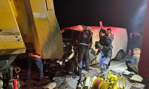 Sinop'ta Trafik Kazası: Panelvan Tıra Çarptı