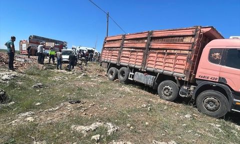 Şırnak'ta Tır ve Hafif Ticari Araç Çarpıştı: 5 Yaralı