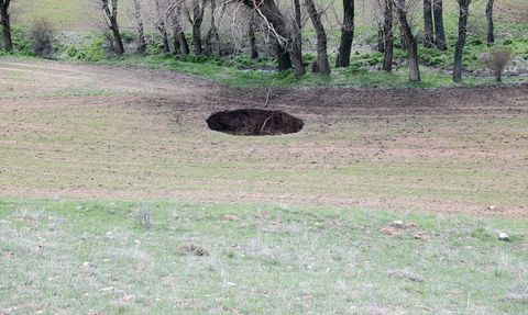 Sivas'ta 7 Metre Çapında Obruk Oluştu