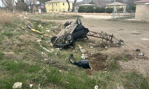 Sivas'ta Otoyolda Devrilen Araçta Beş Kişi Yaralandı