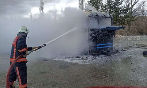 Sivas'ta Park Halindeki Tır Yandı