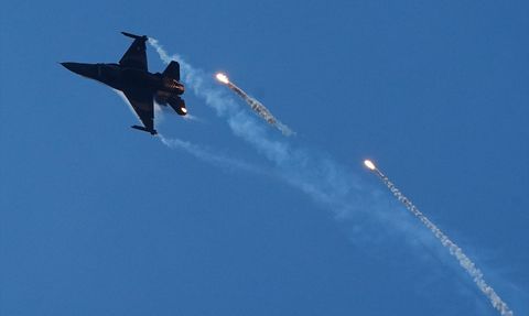 SOLOTÜRK, Şehitler Abidesi'nde Akrobasi Gösterisi Düzenledi