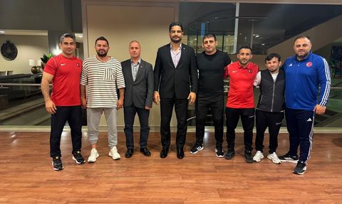 Taha Akgül Genç Güreşçileri Ziyaret Etti