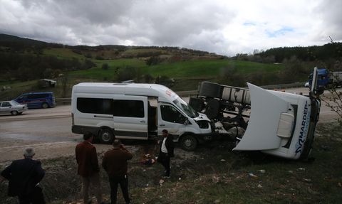 Tokat'ta Yolcu Minibüsü ile Tır Çarpıştı: 5 Yaralı