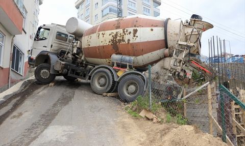 Trabzon'da Yokuştan Kayan Beton Mikseri Asılı Kaldı