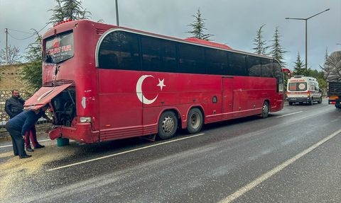 Uşak'ta İşçi Servisleri Çarpıştı: 20 Yaralı