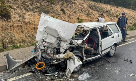 Uşak'ta Tırla Çarpışan Otomobildeki Çift Ağır Yaralandı