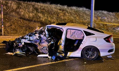 Van'da Direğe Çarpan Otomobil Kazası: 3 Kayıp, 2 Yaralı