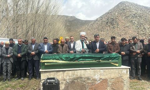 Van'da Trajik Trafik Kazası: Baba ve İki Kızı Toprağa Verildi