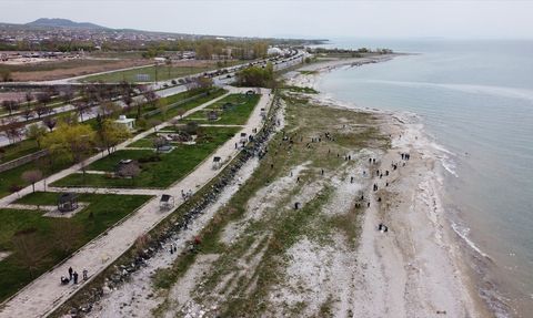 Van Gölü Sahilinde Temizlik Etkinliği