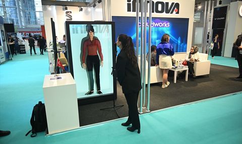 Yapay Zeka ile Holografik Dijital Çalışanlar Artık Hizmette