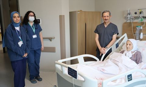 104 Yaşındaki Embiye Kadıoğlu, Kalp Kapakçığı Ameliyatıyla Sağlığına Kavuştu