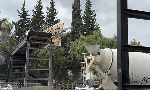 Adana'da Tır Kazası Sonucu Üst Geçit Yıkıldı