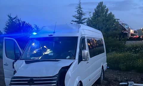 Afyonkarahisar'da Minibüs Kazası: 6 Yaralı