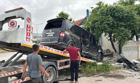 Afyonkarahisar'da Minibüs ve Kamyonet Çarpıştı