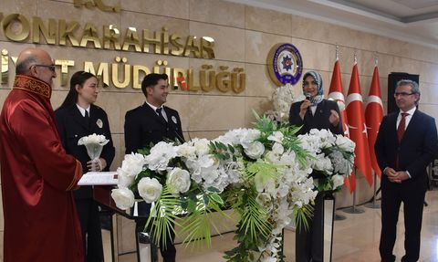 Afyonkarahisar'da Polis Çift Üniformalarıyla Evlendi