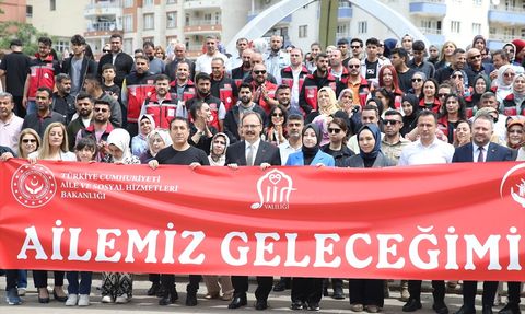 Aile Haftası Kortej Yürüyüşleri Türkiye'nin Dört Kentinde Gerçekleşti