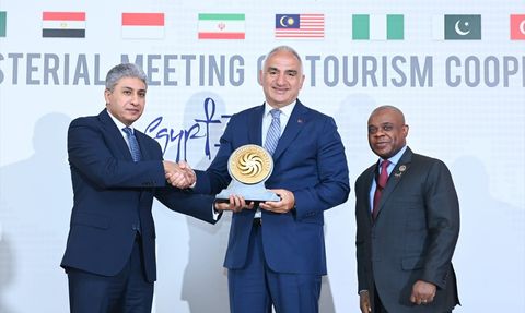 Antalya, D8 Yılın Turizm Şehri Ödülü'nü Kazandı