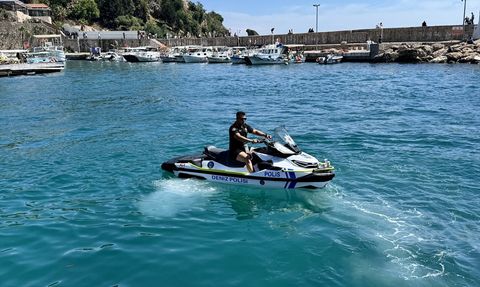 Antalya'da Deniz Polisiyle Kurtarılan Mahsur 3 Kişi