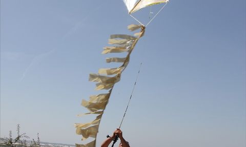 Antalya'da Olta ile Uçurtma Uçuran Ebeveyn Göz Doldurdu