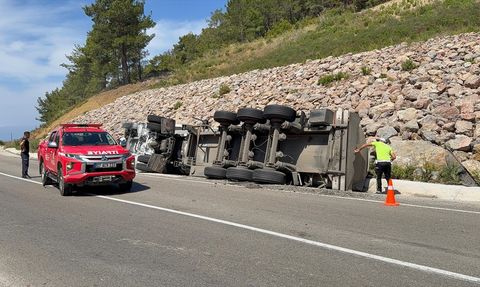 Antalya'da Zift Yüklü Tır Devrildi
