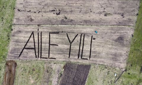 Ardahanlı Çiftçi Traktörüyle 'Aile Yılı' Yazdı