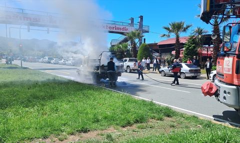 Artvin Hopa'da Seyir Halindeki Kamyonet Yandı